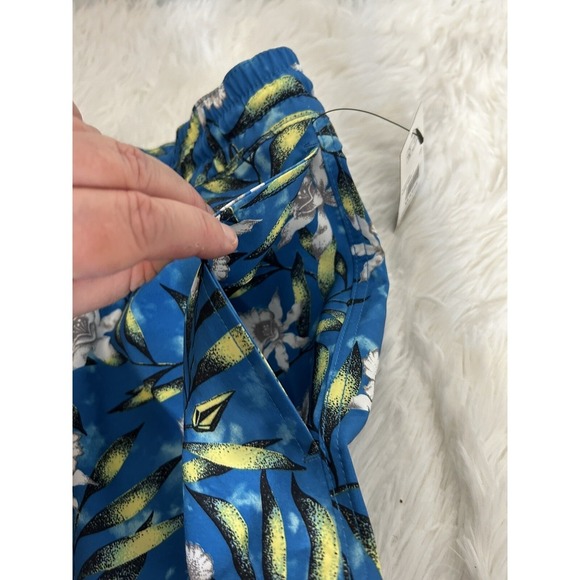 Men's Volcom Size X-large Swim trunks. NWT. Blue tropical floral theme. Hawaiian - Picture 7 of 16